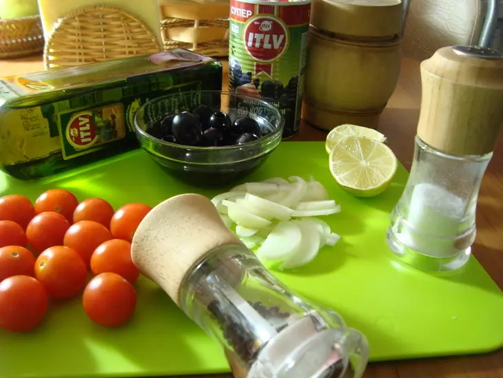 Салат с маринованным луком и сыром сулугуни.: шаг 2