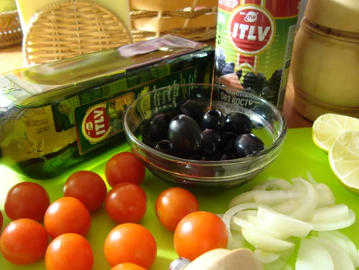 Салат с маринованным луком и сыром сулугуни.: шаг 3