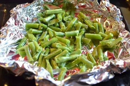 Закуска в банке из брынзы с тунцом, запеченной  стручковой фасолью и сладким перцем.: шаг 2