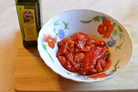 Закуска в банке из брынзы с тунцом, запеченной  стручковой фасолью и сладким перцем.: шаг 3