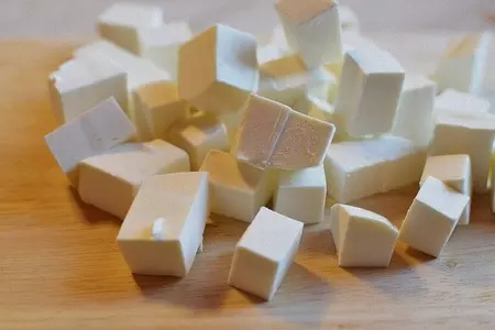 Закуска в банке из брынзы с тунцом, запеченной  стручковой фасолью и сладким перцем.: шаг 4