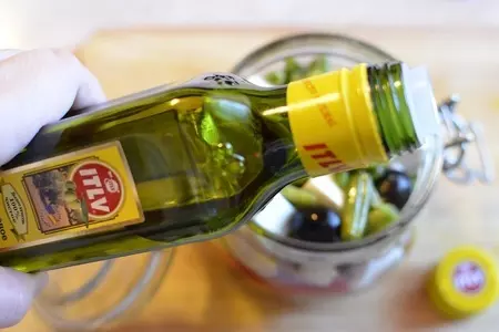 Закуска в банке из брынзы с тунцом, запеченной  стручковой фасолью и сладким перцем.: шаг 7