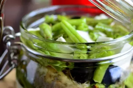 Закуска в банке из брынзы с тунцом, запеченной  стручковой фасолью и сладким перцем.: шаг 8