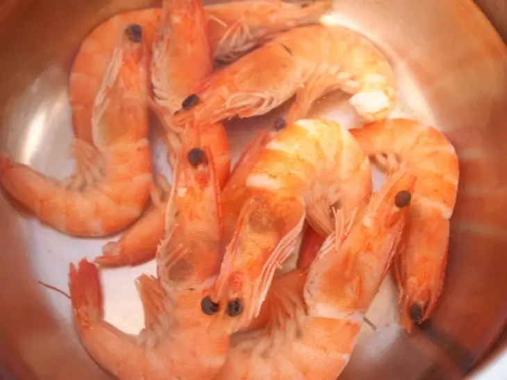 Огуречный салат с креветками, помидорами черри и оливками: шаг 1