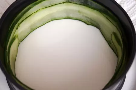 Огуречный салат с креветками, помидорами черри и оливками: шаг 3