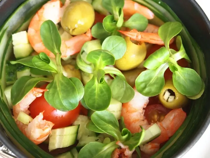 Огуречный салат с креветками, помидорами черри и оливками: шаг 4