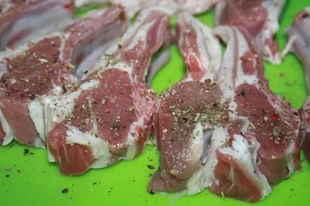 Пивное плато: соломка из курицы, картофельные дольки, каре ягненка + белый соус: шаг 2