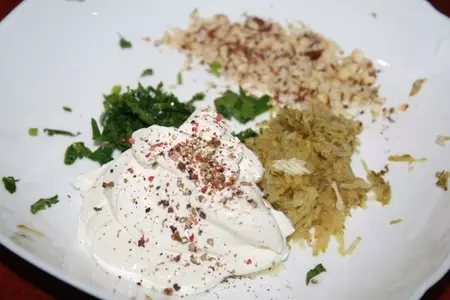 Пивное плато: соломка из курицы, картофельные дольки, каре ягненка + белый соус: шаг 3