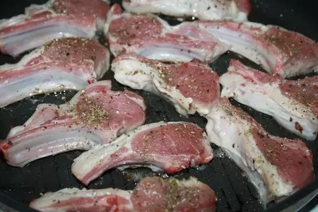 Пивное плато: соломка из курицы, картофельные дольки, каре ягненка + белый соус: шаг 6