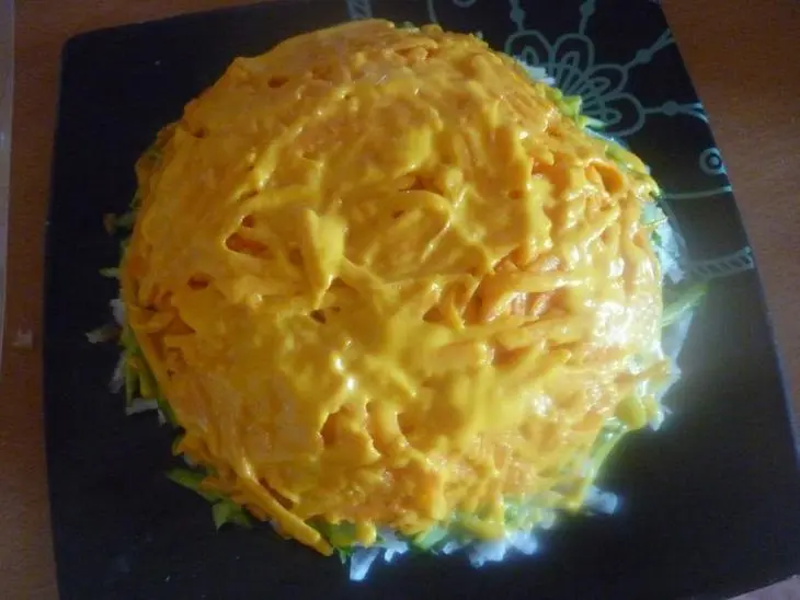 Овощной салат "подсолнух"с морковным соусом-майонезом: шаг 2