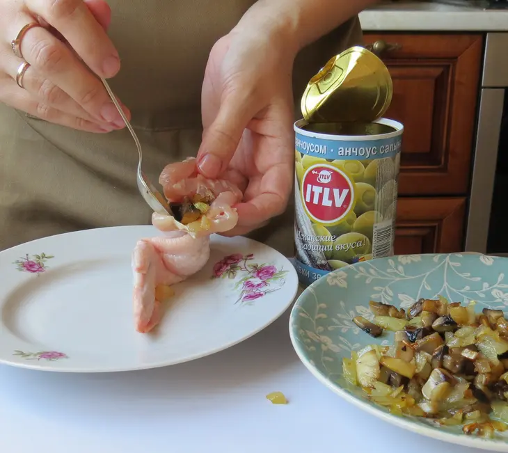 Запеченные крылышки, фаршированные грибами и оливками: шаг 6