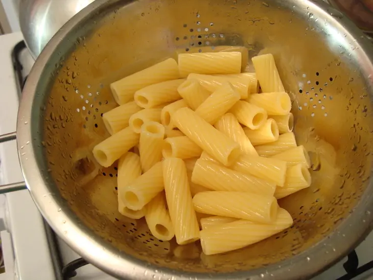 Салат с тунцом и tortiglioni.: шаг 4