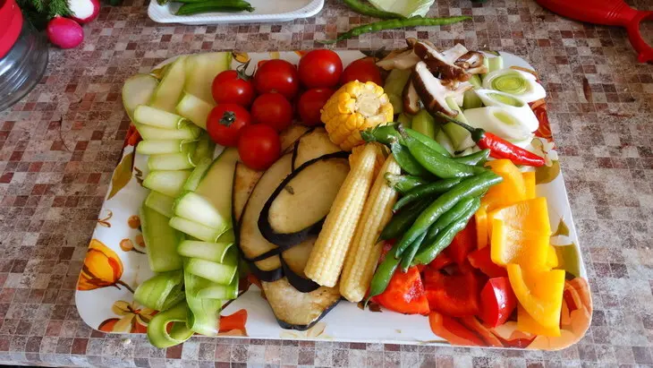 Фрикадельки, фаршированные оливками с овощами гриль.: шаг 5
