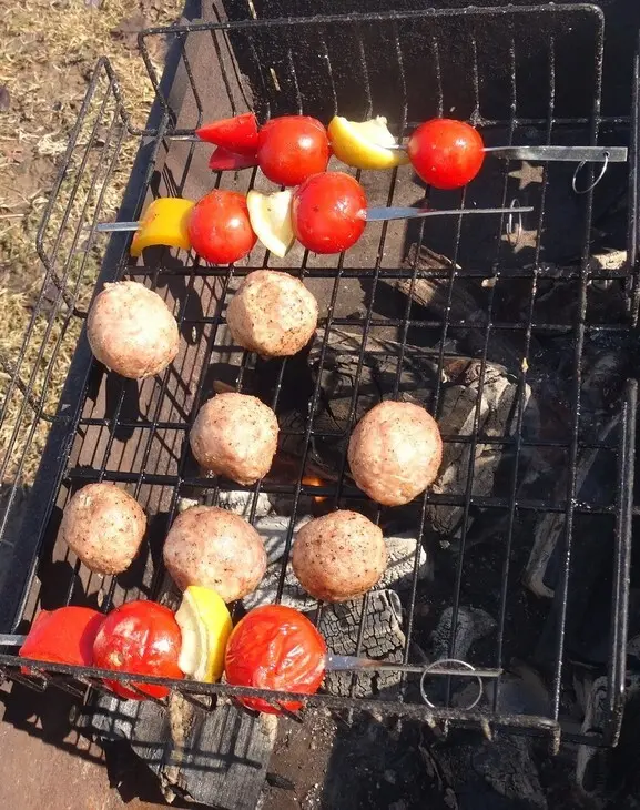 Фрикадельки, фаршированные оливками с овощами гриль.: шаг 6