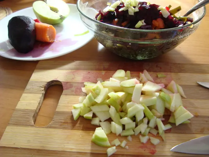 Салат с морской капустой,овощами и сельдью.: шаг 3