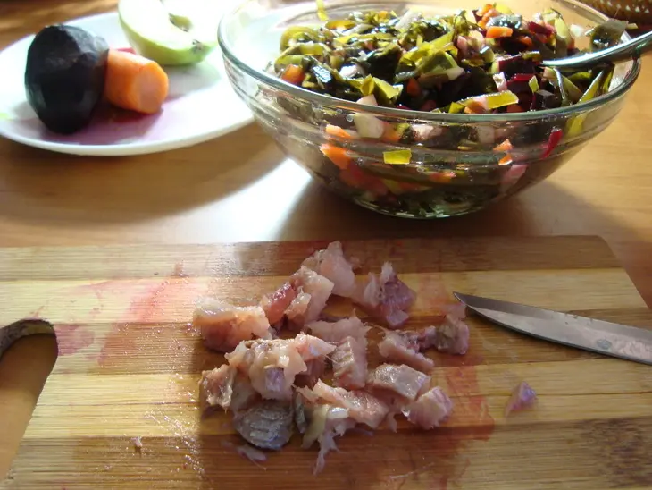 Салат с морской капустой,овощами и сельдью.: шаг 4