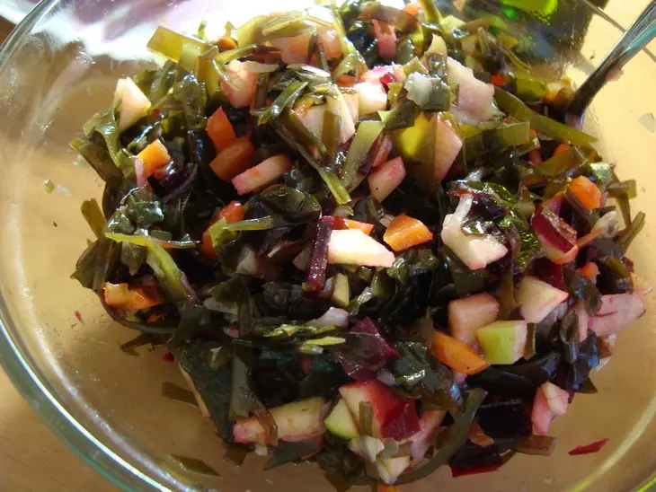 Салат с морской капустой,овощами и сельдью.: шаг 5