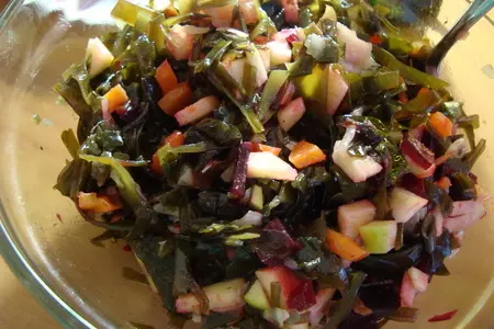Салат с морской капустой,овощами и сельдью.: шаг 5