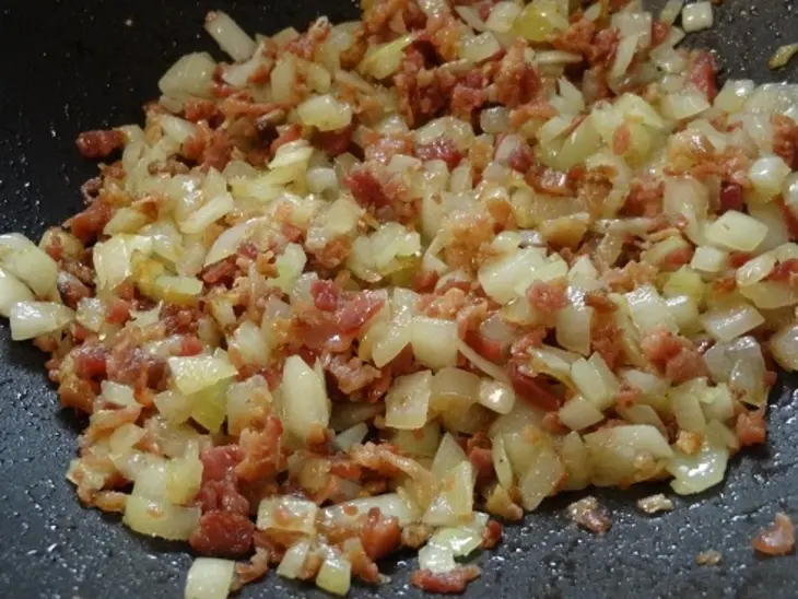 Баклажаны с аджикой, беконом и чесноком: шаг 6