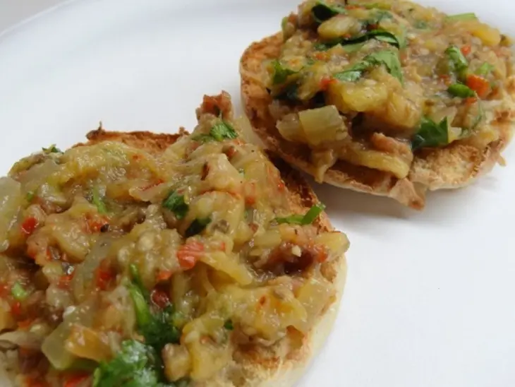 Баклажаны с аджикой, беконом и чесноком: шаг 8