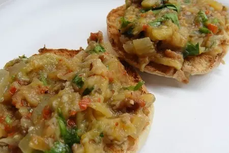 Баклажаны с аджикой, беконом и чесноком: шаг 8
