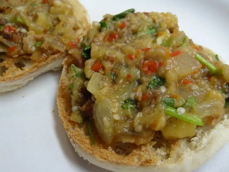 Баклажаны с аджикой, беконом и чесноком: шаг 9