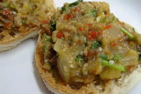 Баклажаны с аджикой, беконом и чесноком: шаг 9