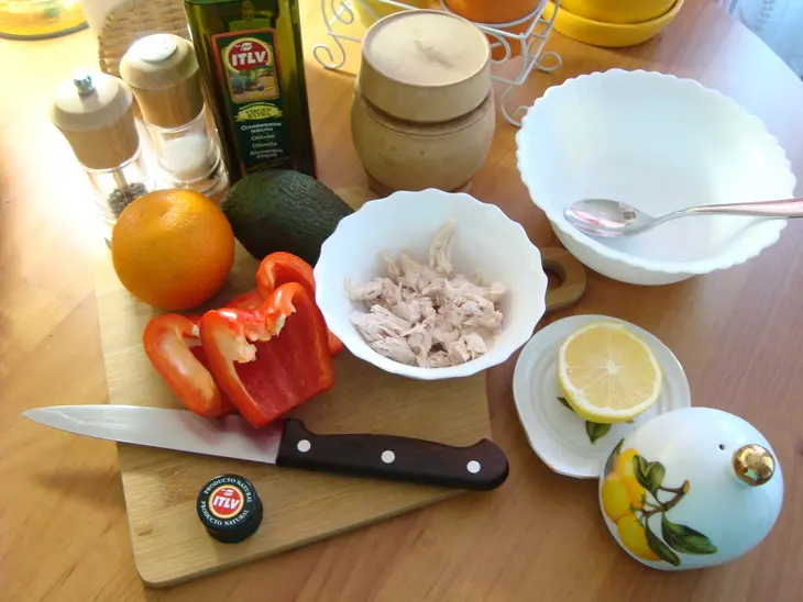 Салат с курицей,авокадо и апельсином.: шаг 1