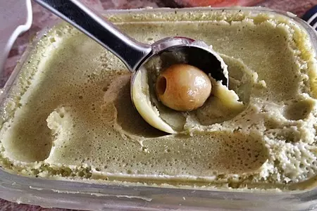 Мороженое с чаем матча и зелёными оливками.: шаг 6