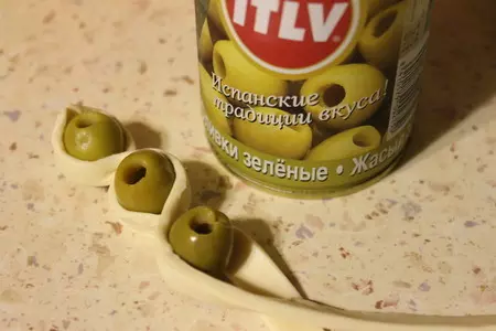 Слоеные цветы с маслинами и оливками: шаг 2