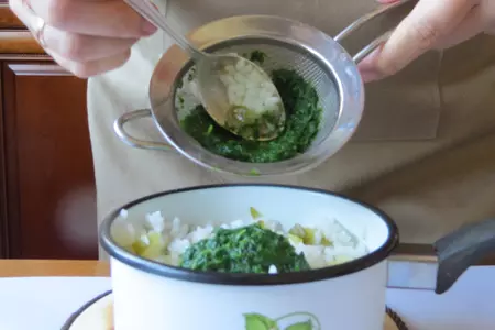 Фаршированные кальмары в томатном соусе с оливками: шаг 2