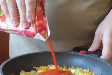 Фаршированные кальмары в томатном соусе с оливками: шаг 3