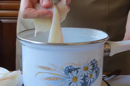 Фаршированные кальмары в томатном соусе с оливками: шаг 5