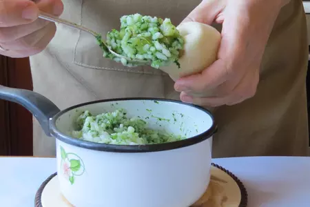 Фаршированные кальмары в томатном соусе с оливками: шаг 6
