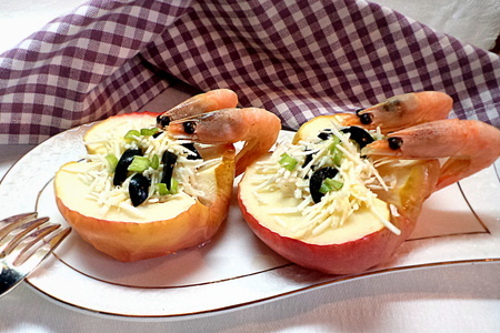 Пикантная закуска- печеные яблоки, фаршированные салатом с маслинами и креветками.: шаг 7