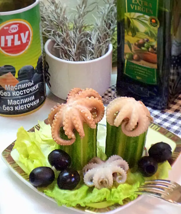 Огурцы фаршированные сыром, морепродуктами и маслинами.: шаг 3