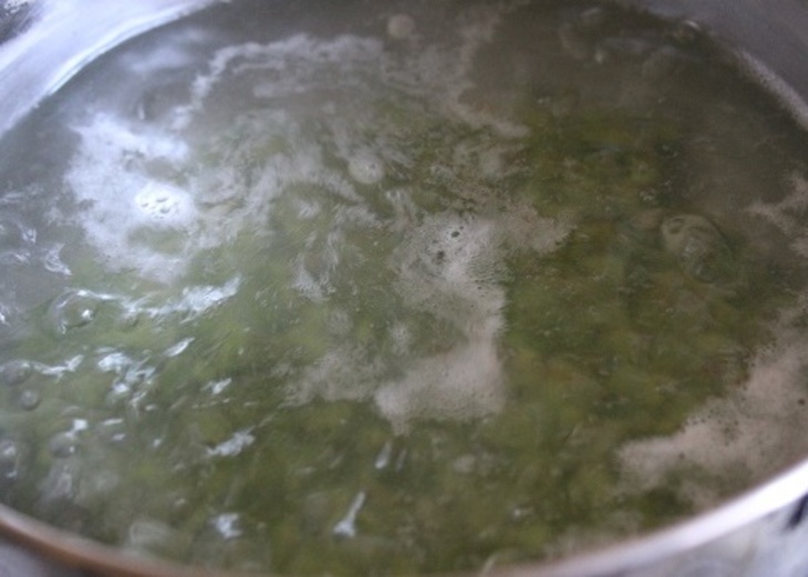 Постный суп-пюре из зеленого гороха с гренками: шаг 1