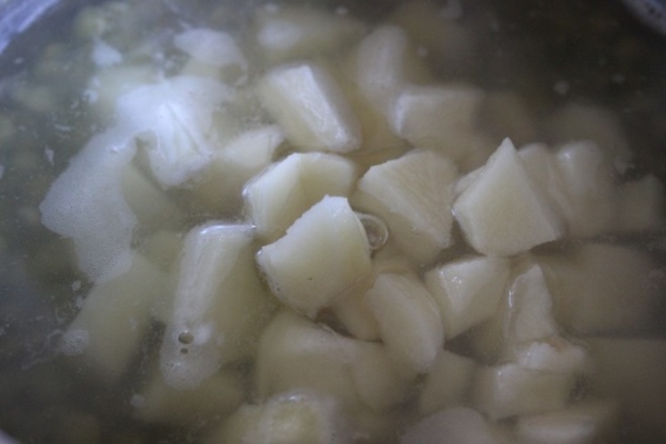 Постный суп-пюре из зеленого гороха с гренками: шаг 2