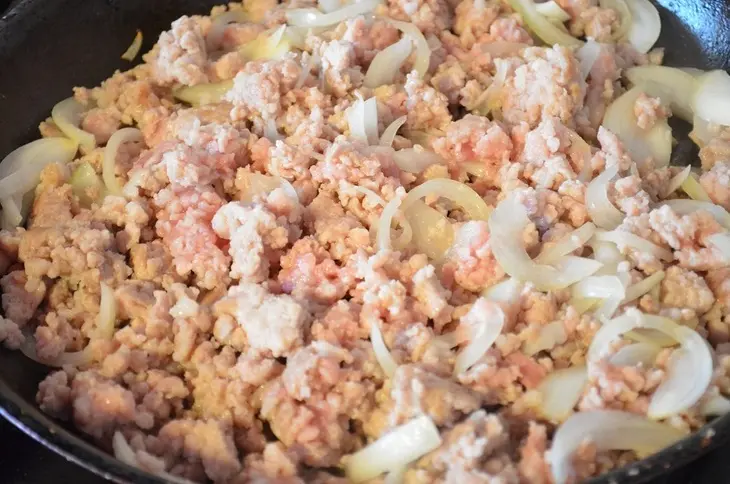 Булочки  с мясом и овощами: шаг 2