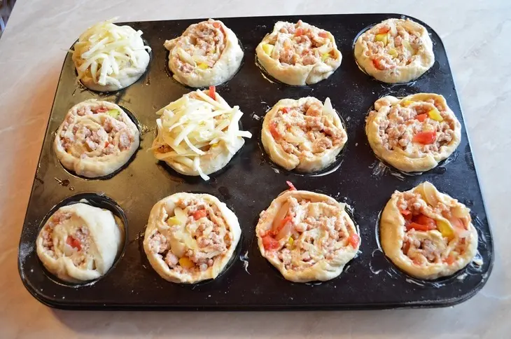 Булочки  с мясом и овощами: шаг 8