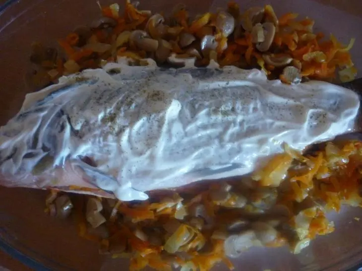 Карп, фаршированный овощами и грибами: шаг 4