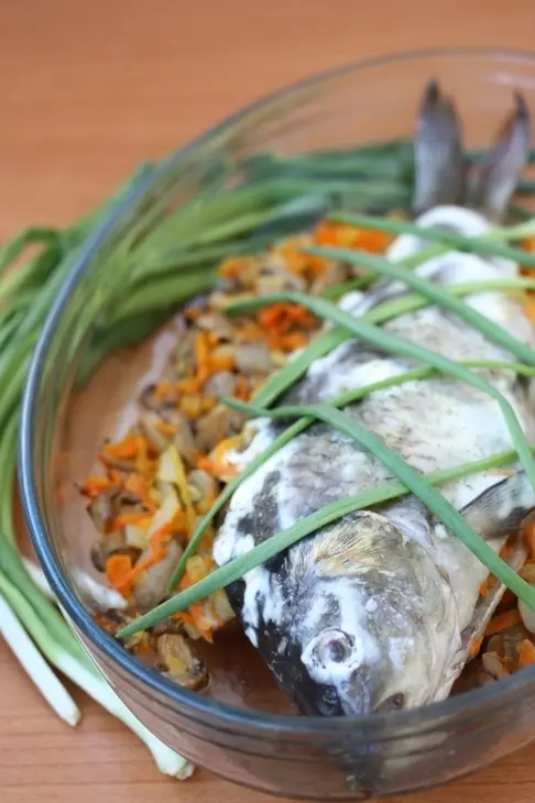 Карп, фаршированный овощами и грибами: шаг 7
