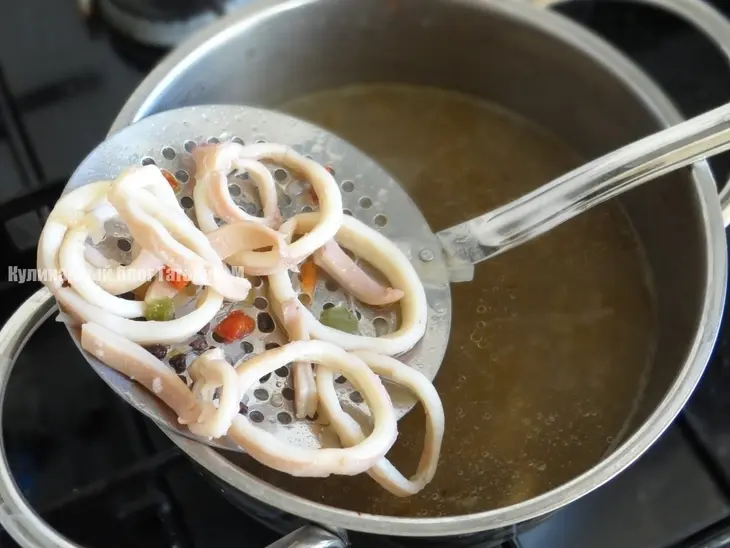 Салат из маринованного кабачка с кальмаром: шаг 2