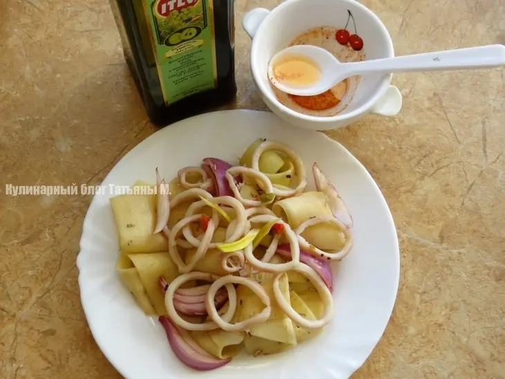 Салат из маринованного кабачка с кальмаром: шаг 3