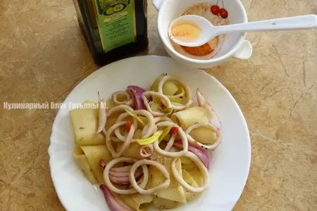 Салат из маринованного кабачка с кальмаром: шаг 3
