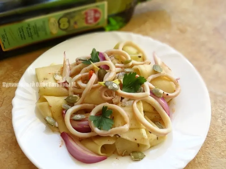 Салат из маринованного кабачка с кальмаром: шаг 4