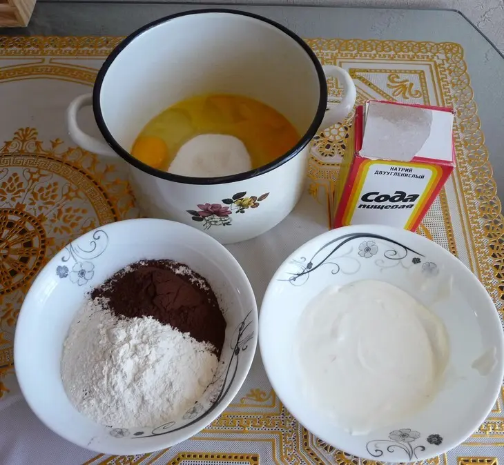 Шоколадный торт с безе и шоколадныи конфетами "клубничка": шаг 1