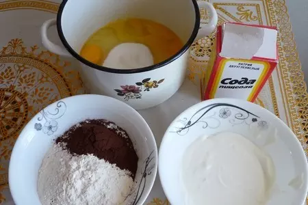 Шоколадный торт с безе и шоколадныи конфетами "клубничка": шаг 1