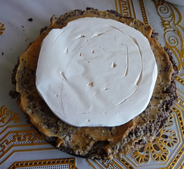 Шоколадный торт с безе и шоколадныи конфетами "клубничка": шаг 4