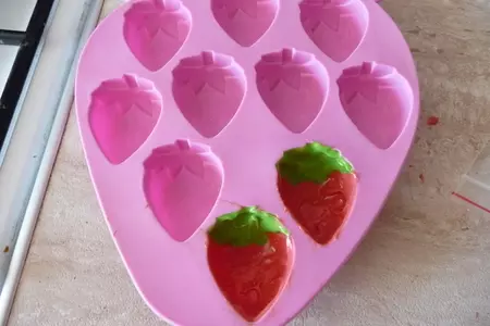 Шоколадный торт с безе и шоколадныи конфетами "клубничка": шаг 6